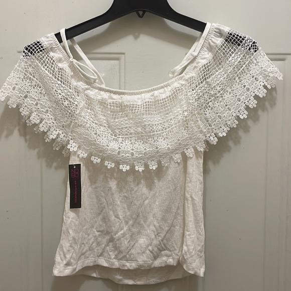 NO BOUNDARIES, NWT Size L white Off The shoulder top with adjustable straps. - Picture 3 of 6